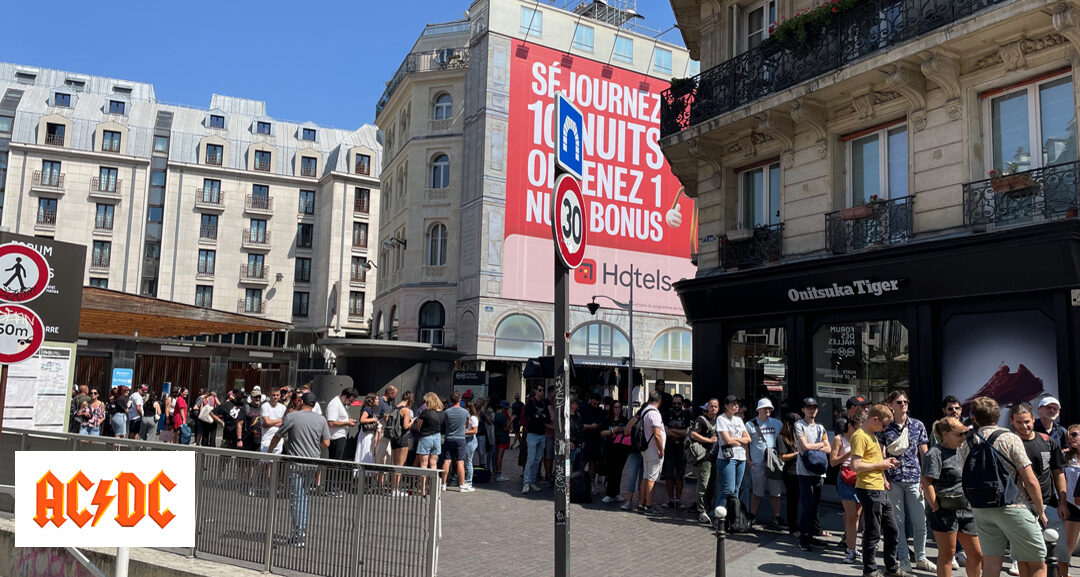 Fans queueing on Place Marguerite de Navarre for the AC/DC Pop Up Store