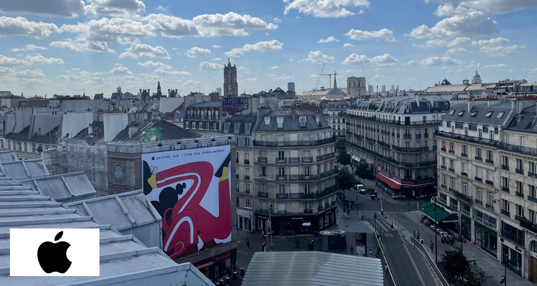 Panneau publicitaire Apple iPad près de la Cremerie de Paris, Notre-Dame en vue