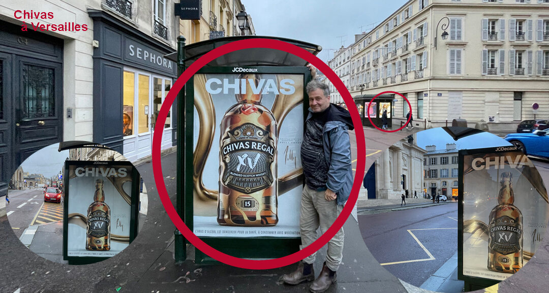 Affiche publicitaire de Noël Chivas vue à Versailles, rue de la Paroisse
