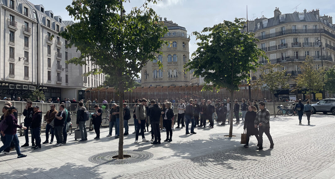 Fans queueing on Place Marguerite de Navarre for the Metallica Pop Up Store