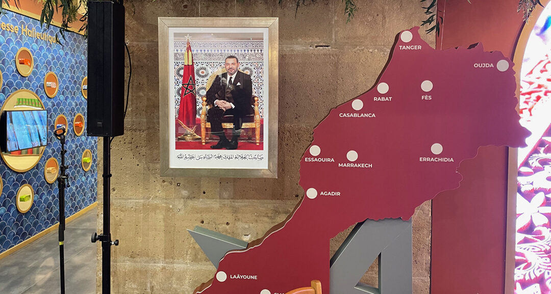 Portrait du roi Mohammed VI exposé à l'intérieur de la Cremerie de Paris